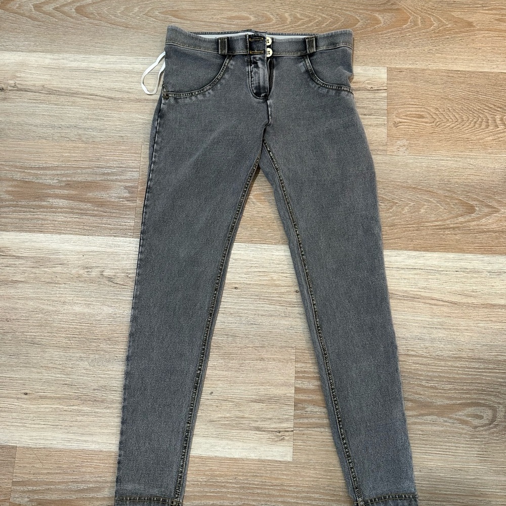 Gorgeous booty-shaping jeans. Brand new!